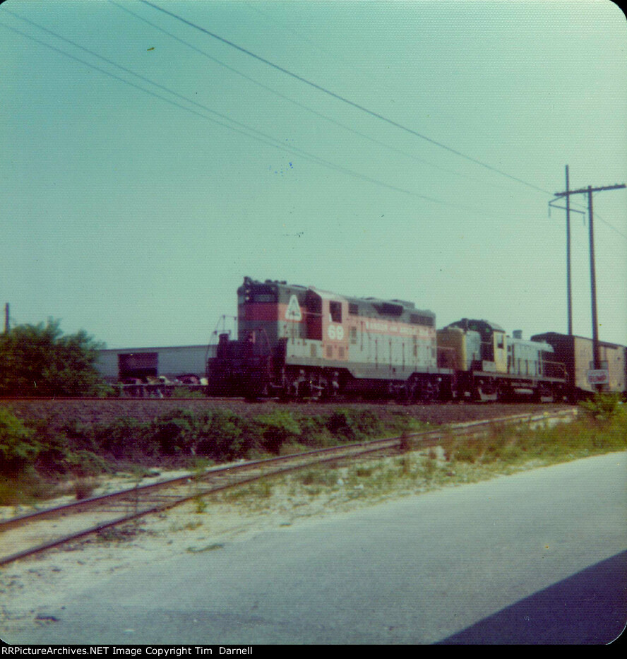 BAR 69, 1557on RF 61 by ELDEE siding